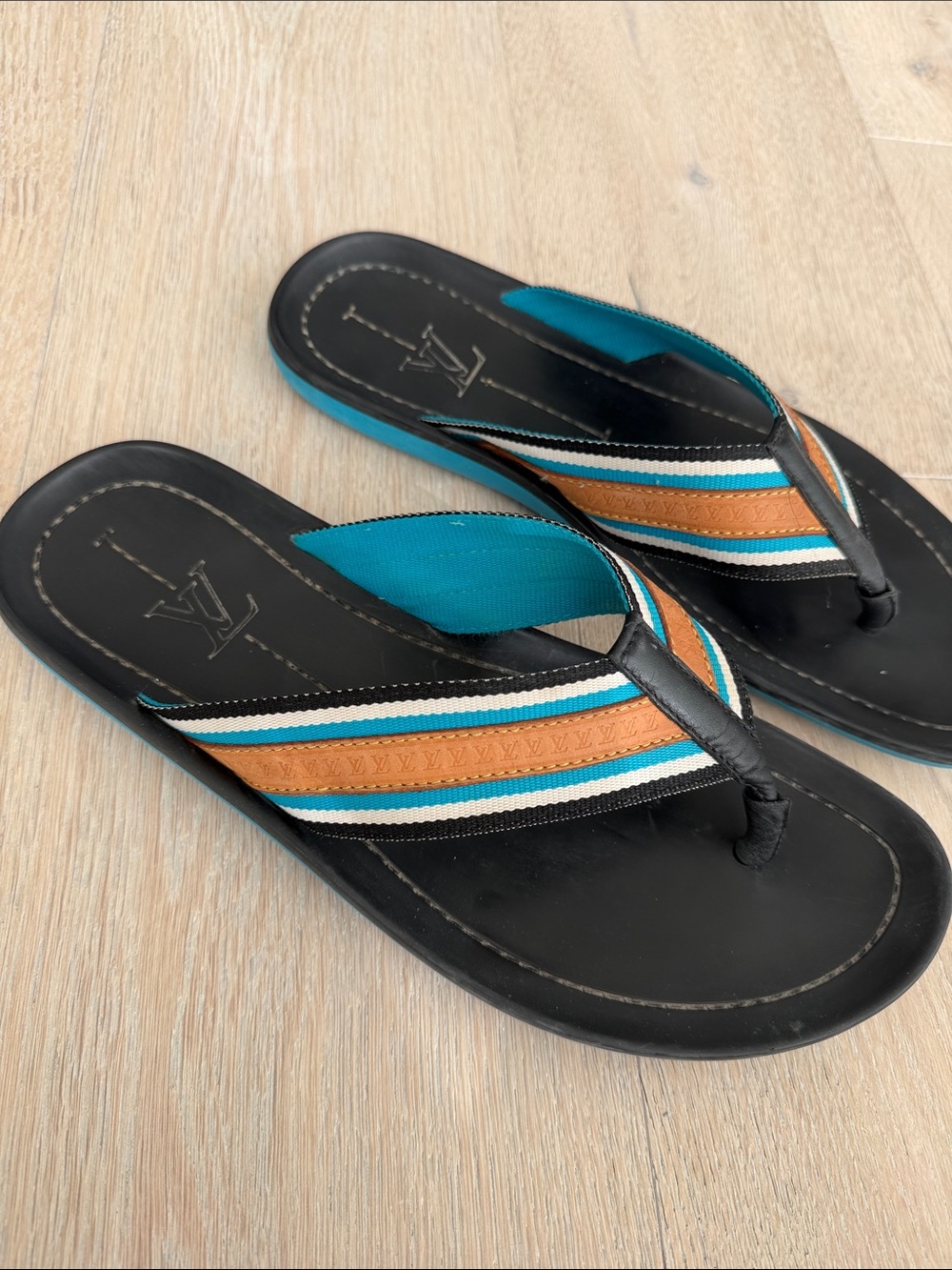 Louis Vuitton men’s flip flops - Picture 2 of 10